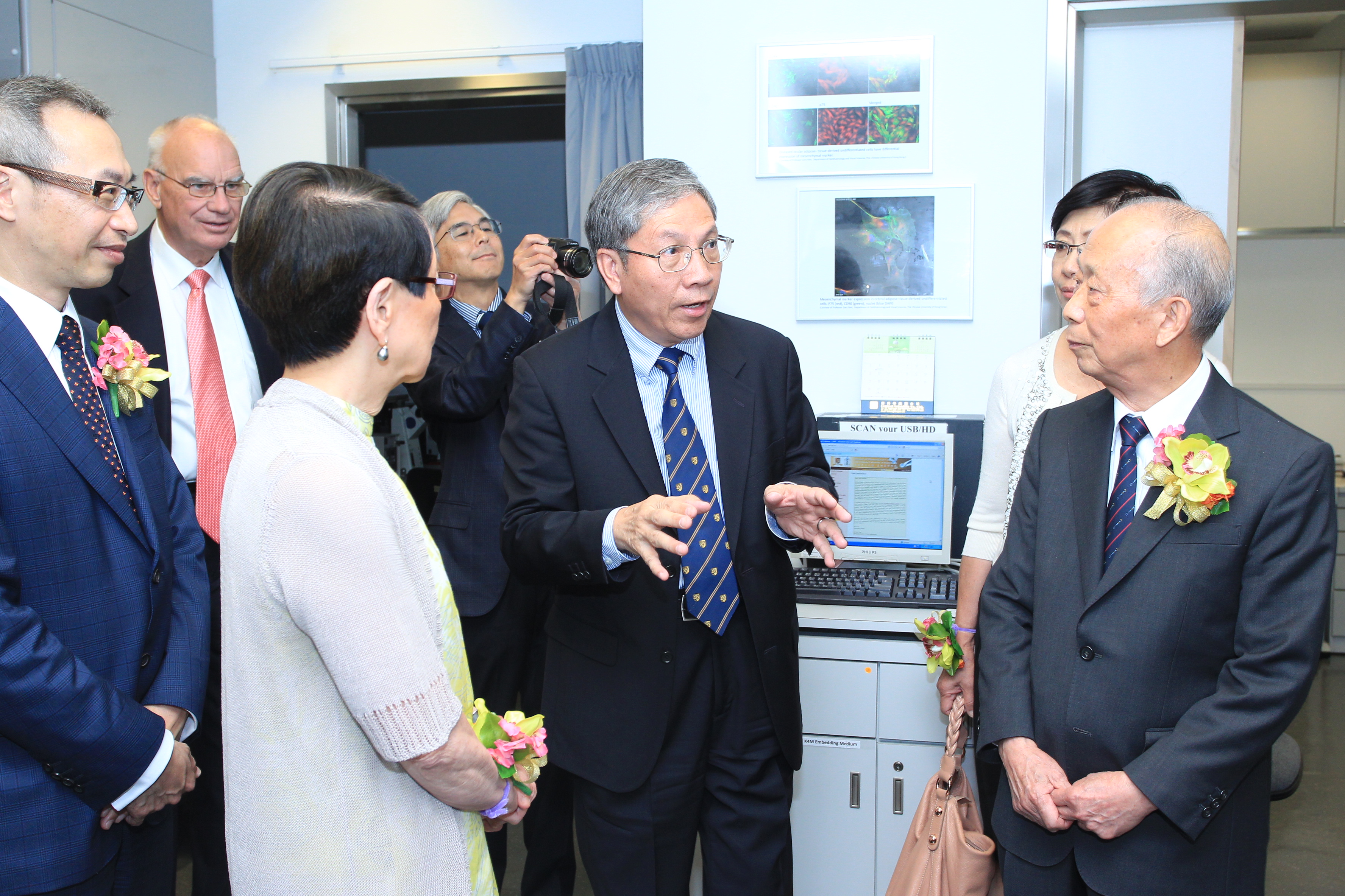 Prof. CHAN Wai-yee, Director of School of Biomedical Sciences, CUHK, introduces the state-of-the-art facilities of the building.